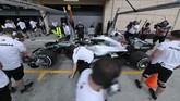 Tim teknisi Mercedes memeriksa mobil Lewis Hamilton. FIA menghukum Hamilton penalti turun lima tingkat di kualifikasi GP Bahrain karena melakukan pergantian gearbox di luar standar regulasi balapan. (REUTERS/Hamad I Mohammed)