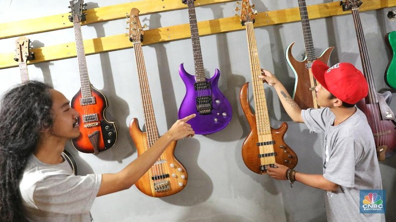 Harga yang dijual untuk pembuatan gitar custom dipatok dari harga Rp 3 juta hingga pernah terjual dengan harga Rp 40 juta.