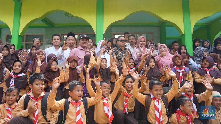 Menteri Jonan menyambangi sekaligus tiga di Jawa Timur, Sabtu (7/4/2018), untuk meresmikan program Kementerian ESDM. Begini gayanya.