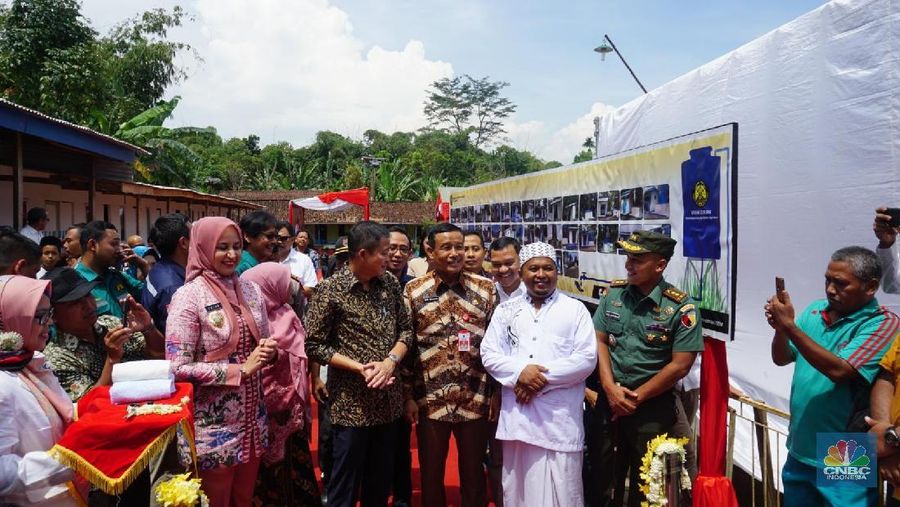 Menteri Jonan menyambangi sekaligus tiga di Jawa Timur, Sabtu (7/4/2018), untuk meresmikan program Kementerian ESDM. Begini gayanya.