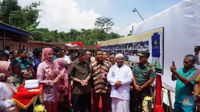 Menteri Jonan menyambangi sekaligus tiga di Jawa Timur, Sabtu (7/4/2018), untuk meresmikan program Kementerian ESDM. Begini gayanya.
