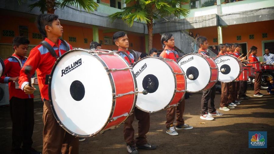 Menteri Jonan menyambangi sekaligus tiga di Jawa Timur, Sabtu (7/4/2018), untuk meresmikan program Kementerian ESDM. Begini gayanya.