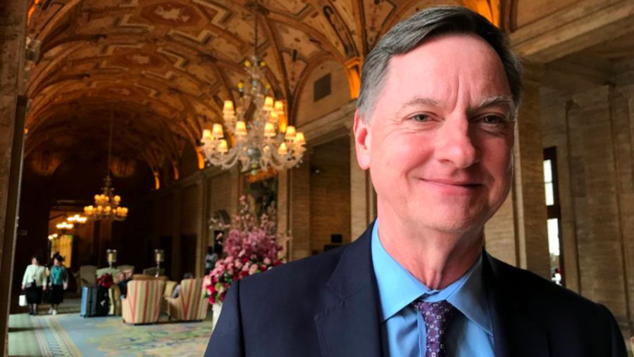 Gubernur Federal Reserve Chicago Charles Evans, yang terkenal dovish, optimistis inflasi akan mencapai target 2%.