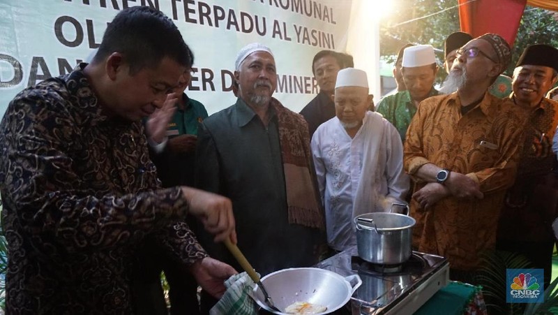Menteri Jonan menyambangi sekaligus tiga di Jawa Timur, Sabtu (7/4/2018), untuk meresmikan program Kementerian ESDM. Begini gayanya.