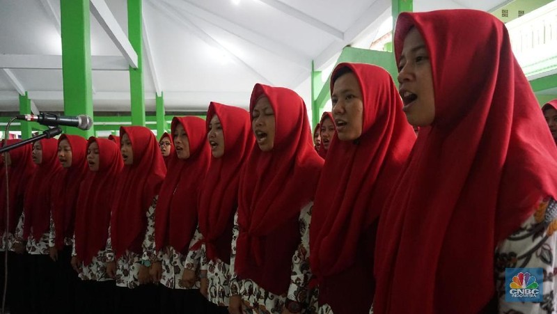 Menteri Jonan menyambangi sekaligus tiga di Jawa Timur, Sabtu (7/4/2018), untuk meresmikan program Kementerian ESDM. Begini gayanya.