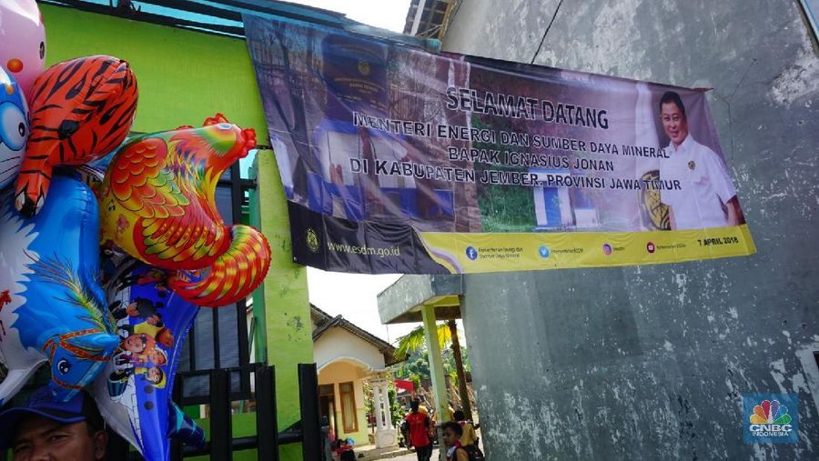 Menteri Jonan menyambangi sekaligus tiga di Jawa Timur, Sabtu (7/4/2018), untuk meresmikan program Kementerian ESDM. Begini gayanya.