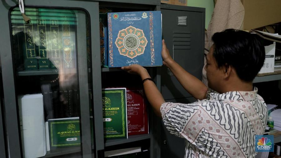 Pekerja menyelesaikan percetakan Al quran Braile braile di Yayasan Raudhatul Makfufin, Serpong, Tangerang Selatan, Senin (9/4/2018). Selain Yayasan tempat menimba ilmu agama bagi siswa yang memiliki kekurangan dalam penglihatan (Tuna Netra) Yayasan ini merupakan lembaga yang pertama kali di Indonesia yang mencetak Alquran Braile. (CNBC Indonesia/Muhammad Sabki)