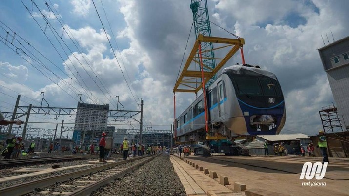 Tiga kereta Mass Rapid Transit (MRT) telah tiba di Depo MRT di Lebak Bulus, Jakarta, Minggu (8/4/2018) dini hari. (twitter @mrtjakarta)