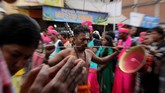 Ritual itu pun menjadi salah satu daya tarik wisata di Aceh. Menonton ritual itu, wisatawan juga melihat betapa umat Islam dan Hindu, mayoritas dan minoritas di Serambi Mekkah, bisa tetap hidup berdampingan bahkan saling menghormati. (Khalis Surry - Anadolu Agency)