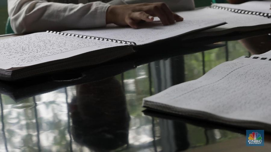 Pekerja menyelesaikan percetakan Al quran Braile braile di Yayasan Raudhatul Makfufin, Serpong, Tangerang Selatan, Senin (9/4/2018). Selain Yayasan tempat menimba ilmu agama bagi siswa yang memiliki kekurangan dalam penglihatan (Tuna Netra) Yayasan ini merupakan lembaga yang pertama kali di Indonesia yang mencetak Alquran Braile. (CNBC Indonesia/Muhammad Sabki)