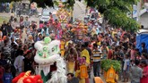 Di Aceh, Thaipusam diselenggarakan di Kuil Palani Andawa Gampong Peulanggahan. Umat Hindu beribadah di kuil, lalu mengarak arca Dewa Muruga melintasi jalanan Aceh. Saat beribadah, musik etnis khas India dan atraksi barongsai mengiringi. (Khalis Surry - Anadolu Agency)