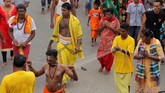 Umat Hindu di Gamping Peulanggahan Aceh yang mengikuti ritual itu memang tergolong minoritas, mereka hanya berjumlah belasan orang. Meski begitu, ritual tetap diramaikan ratusan masyarakat yang menyaksikan sembari mengabadikan momen itu. (Khalis Surry - Anadolu Agency)