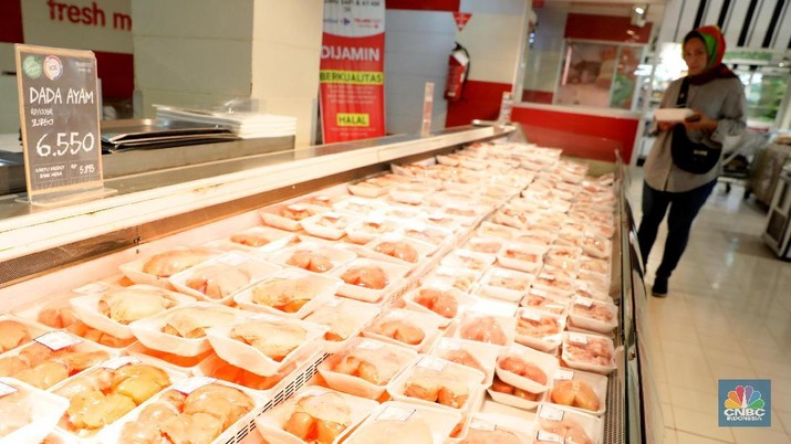 Volume dan Periode Impor Daging Sapi Suasana penjualan daging di Supermarket, Jakarta Senin (9/4). Kementerian Perdagangan tengah mengkaji volume dan periode impor daging sapi. Gabungan Pengusaha Makanan dan Minuman Indonesia (Gapmmi) mengungkapkan kebutuhan industri pada tahun ini mencapai 70.000 ton daging sapi untuk makanan kaleng seperti kornet, sosis dan bakso. (CNBC Indonesia/Muhammad Sabki)