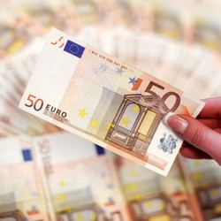 Bank Jual Euro Hampir Rp 17.000