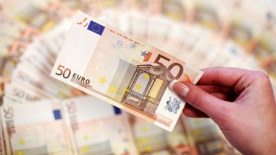 Rupiah menguat terhadap euro pada sore ini, menyusul rilis data terbaru survei penilaian investor terhadap perekonomian Jerman.
