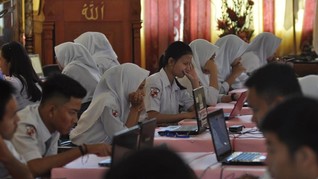 Soal Dipersulit, Nilai UN SMA dan SMK se-Indonesia Menurun