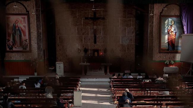 China Hancurkan Salib di Gereja Ilegal
