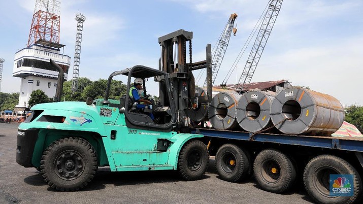 pekerja melakukan bongkar muat alumium di Pelabuhan Tanjung Priok. (CNBC Indonesia/ Andrean Kristianto)