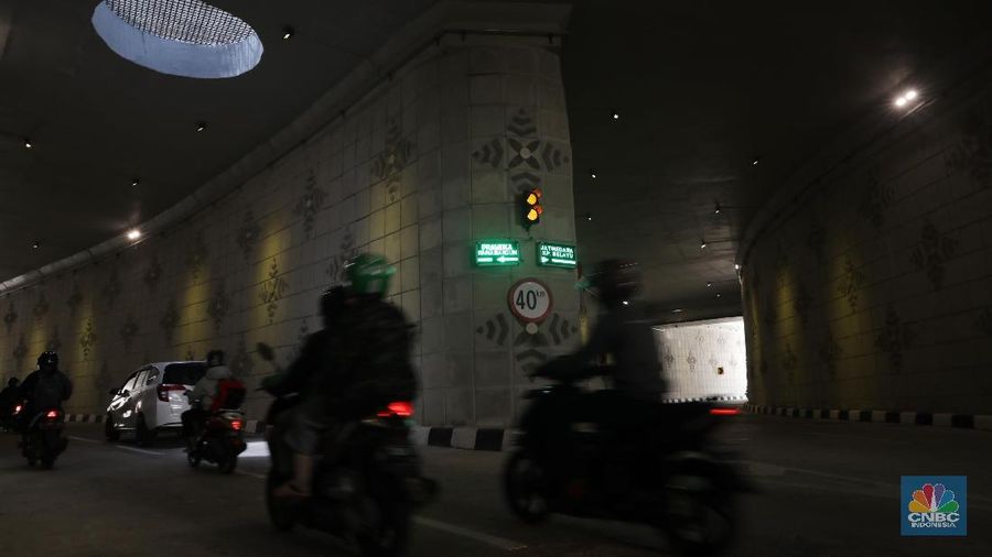 Lintas bawah satu arah ini merupakan jalur pertama yang bercabang di Jakarta.