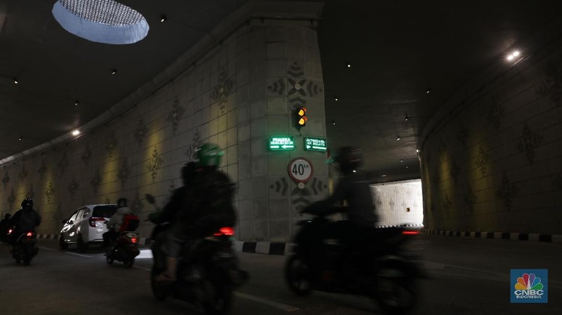 Lintas bawah satu arah ini merupakan jalur pertama yang bercabang di Jakarta.