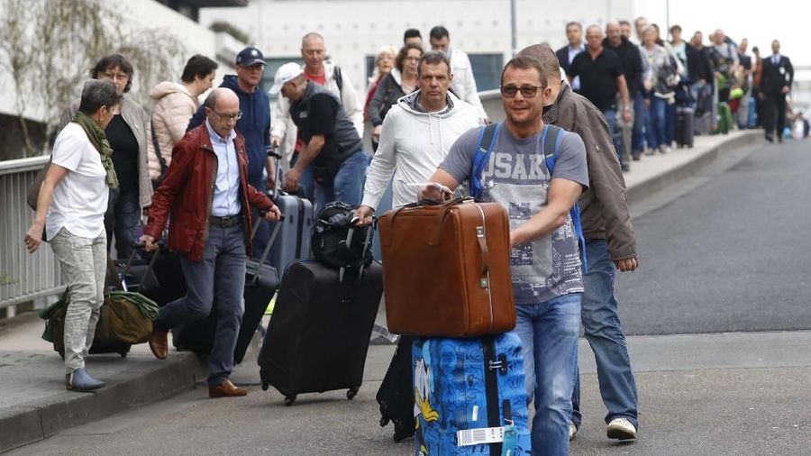 Penumpang berjalan di bandara karena lalu lintas publik ditutup karena serikat pekerja sektor publik Jerman, pemogokan Verdi, yang menuntut upah lebih tinggi di Frankfurt, Jerman, 10 April 2012. REUTERS / Kai Pfaffenbach
