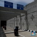 Sejumlah kendaraan melintas di underpass Matraman, Jakarta, Selasa (10/4). Underpass Matraman ini diperkirakan mampu mengurangi kemacetan 30%. Melalui underpass ini, pengguna jalan dari arah Proklamasi dapat menuju arah Pramuka, Kampung Melayu dan Ja