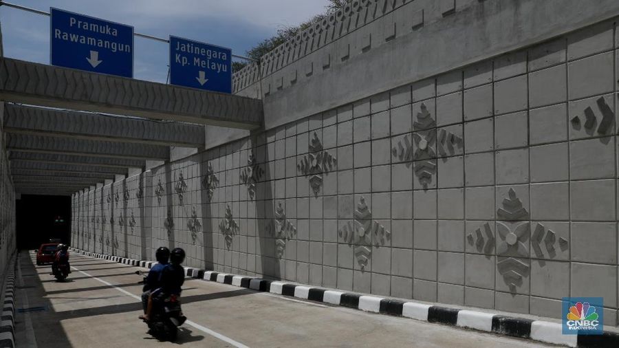 Lintas bawah satu arah ini merupakan jalur pertama yang bercabang di Jakarta.