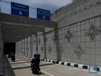 Sejumlah kendaraan melintas di underpass Matraman, Jakarta, Selasa (10/4). Underpass Matraman ini diperkirakan mampu mengurangi kemacetan 30%. Melalui underpass ini, pengguna jalan dari arah Proklamasi dapat menuju arah Pramuka, Kampung Melayu dan Ja