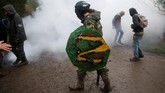 Polisi menggunakan gas air mata untuk mengusir para pegiat anti-kapitalis tersebut. (REUTERS/Stephane Mahe)