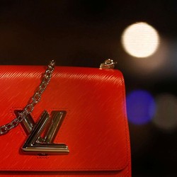 Harganya Bisa Beli 2 Mobil, LV Luncurkan Tas Miniatur Pesawat