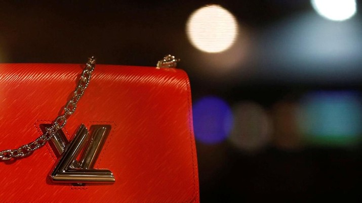 FILE PHOTO: The logo of Louis Vuitton is seen on a handbag at a Louis Vuitton store in Bordeaux, southwestern France, October 4, 2016. REUTERS/Regis Duvignau