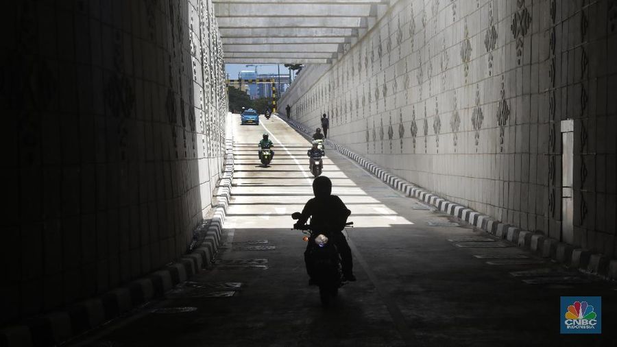 Lintas bawah satu arah ini merupakan jalur pertama yang bercabang di Jakarta.