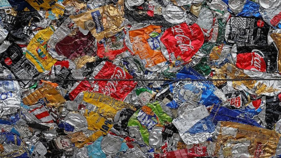 Pabrik ini mengolah kaleng bekas menjadi aluminium.