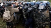 Bentrokan pun tak terhindarkan. Tak hanya itu, demonstran membuat barikade api dan melempar polisi dengan bom molotov. (REUTERS/Stephane Mahe)
