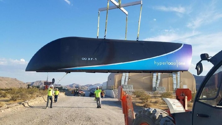 Elon Musk memberi sedikit bocoran mengenai uji coba pod transportasi Hyperloop yang akan digelar dalam waktu dekat.