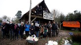 Mereka sudah tinggal di sana selama 10 tahun dan menolak untuk pergi meski rencana pembangunan kontroversial itu telah dibatalkan. (REUTERS/Stephane Mahe)