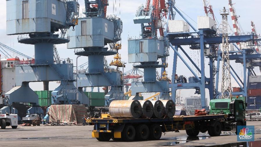 suasana pelabuhan tanjung priok
foto : CNBC Indonesia/ Andrean Kristianto