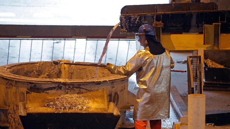 Pabrik ini mengolah kaleng bekas menjadi aluminium.