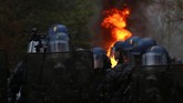 Sekitar 2.500 polisi melakukan penggerebekan jelang fajar di Notre-Dame-des-Landes untuk mengusir pegiat yang menghuni lokasi itu untuk mencegah pembangunan bandara. (REUTERS/Stephane Mahe)