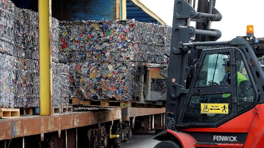 Pabrik ini mengolah kaleng bekas menjadi aluminium.