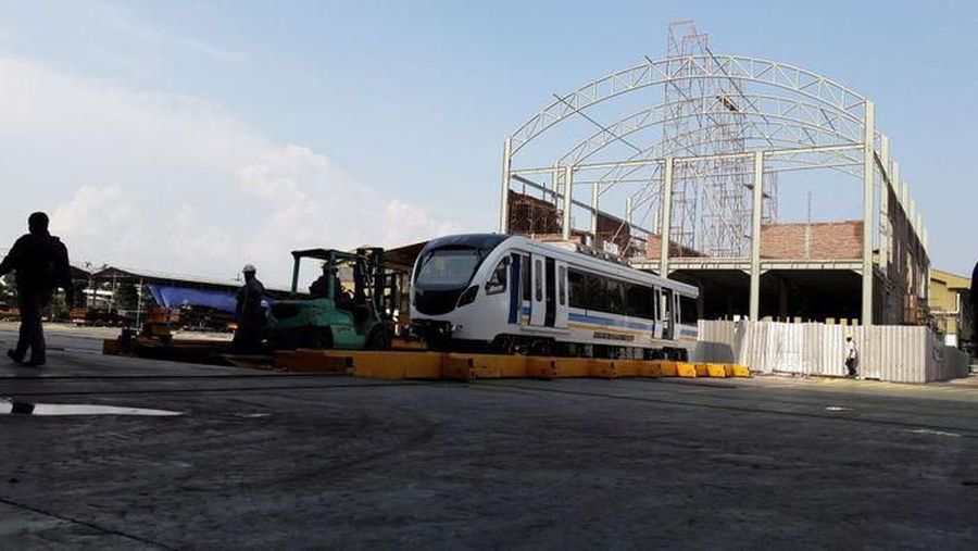 LRT Palembang menghubungkan Bandara Internasional Sultan Mahmud Badaruddin menuju kawasan Sport City Jakabaring.
