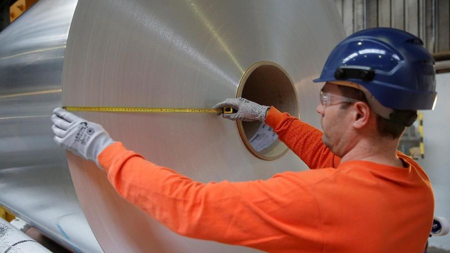 Pabrik ini mengolah kaleng bekas menjadi aluminium.