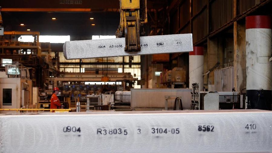 Pabrik ini mengolah kaleng bekas menjadi aluminium.