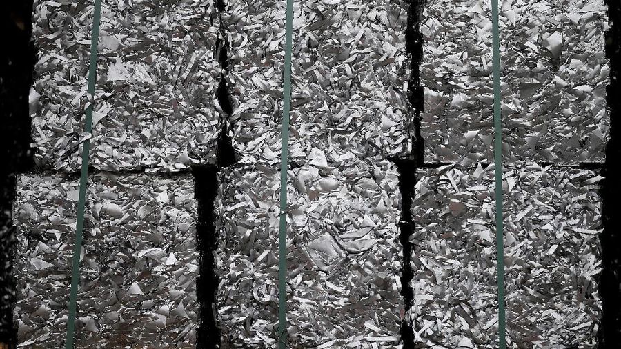 Pabrik ini mengolah kaleng bekas menjadi aluminium.
