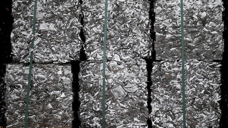 Pabrik ini mengolah kaleng bekas menjadi aluminium.