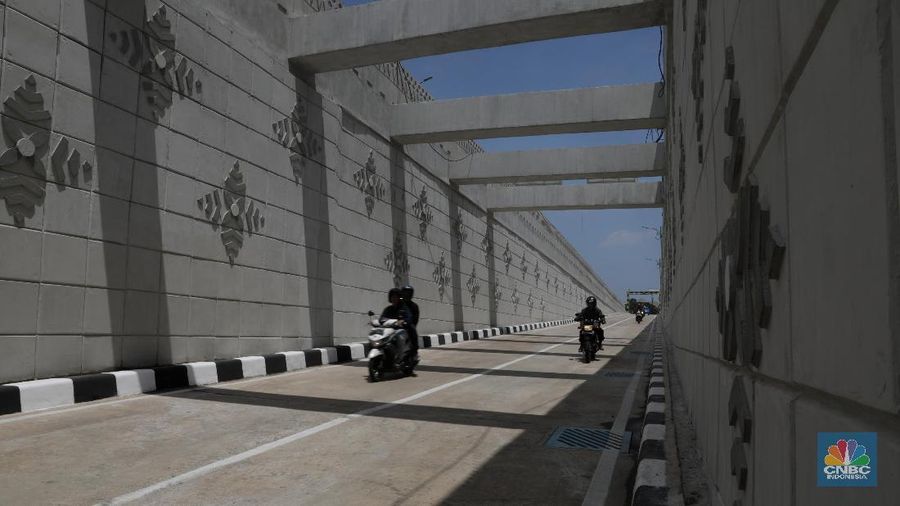 Lintas bawah satu arah ini merupakan jalur pertama yang bercabang di Jakarta.