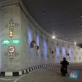 Sejumlah kendaraan melintas di underpass Matraman, Jakarta, Selasa (10/4). Underpass Matraman ini diperkirakan mampu mengurangi kemacetan 30%. Melalui underpass ini, pengguna jalan dari arah Proklamasi dapat menuju arah Pramuka, Kampung Melayu dan Ja