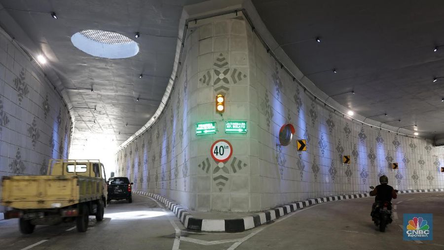 Lintas bawah satu arah ini merupakan jalur pertama yang bercabang di Jakarta.