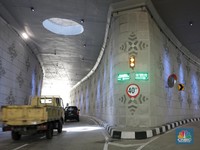 Sejumlah kendaraan melintas di underpass Matraman, Jakarta, Selasa (10/4). Underpass Matraman ini diperkirakan mampu mengurangi kemacetan 30%. Melalui underpass ini, pengguna jalan dari arah Proklamasi dapat menuju arah Pramuka, Kampung Melayu dan Ja