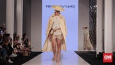 Jika Mel membawa inspirasi gaya busana 90an, rancangan Priyo Oktaviano kental dengan gaya busana era 60-an. Priyo menyebutkan dirinya terinspirasi dari kehidupan mode di pantai selatan Perancis atau dikenal dengan Cote d'Azur. (CNN Indonesia/ Hesti Rika)